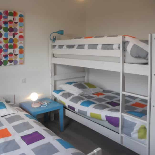 Locations-Vacances-Piscine-Maisons-Bretagne La chambre pour 3 enfants à la villa Mogueriec