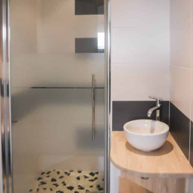 Locations-Vacances-Piscine-Maisons-Bretagne La Salle de bain de la villa Mogueriec