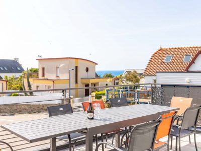 Terrasse accès séjour vue mer plancha